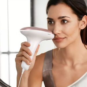 تصویر لیزر بدن فیلیپس BRI921 در حال اصلاح پشت لب